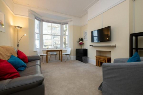 Bright city centre flat with sea 2 mins away!